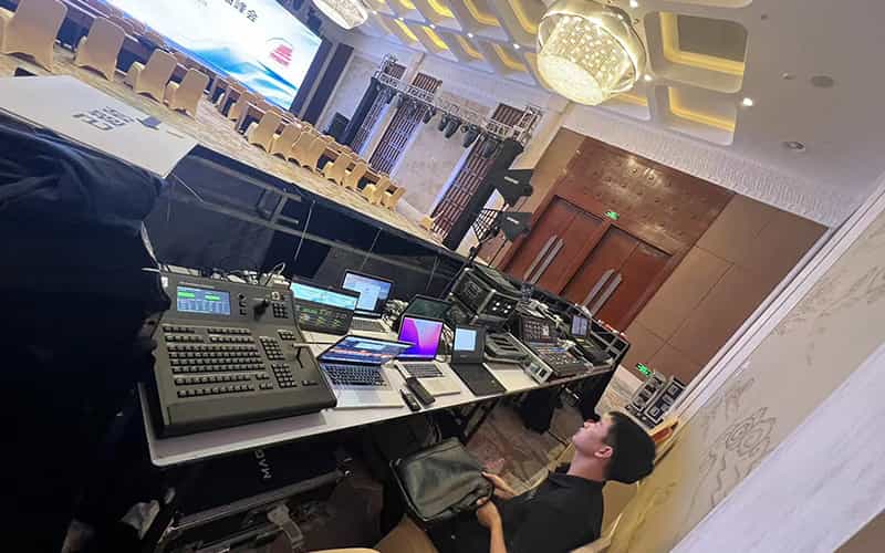 廣告物料制作會(huì)場(chǎng)布景舞臺(tái)搭建展位搭建舞臺(tái)燈光設(shè)備演藝音響高清LED屏